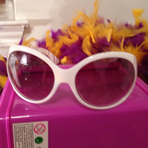 Sunglasses with rounded frames - Picture 2 of 3
