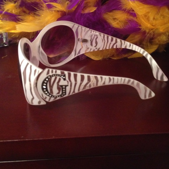 Sunglasses with rounded frames - Picture 3 of 3