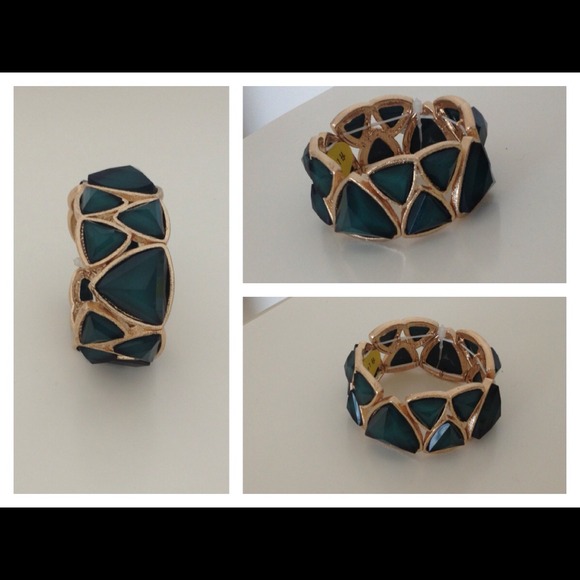 Jewelry - Emerald green bracelet.