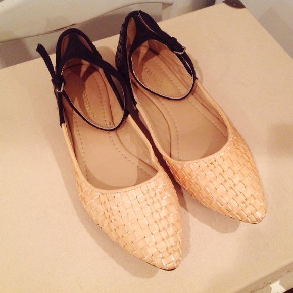 :: SOLD IN BUNDLE :: Woven Black & Tan Flats - Picture 2 of 4