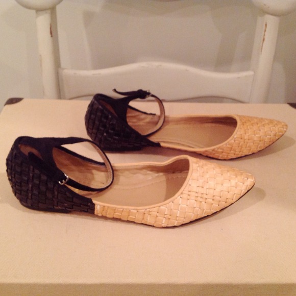 :: SOLD IN BUNDLE :: Woven Black & Tan Flats - Picture 3 of 4