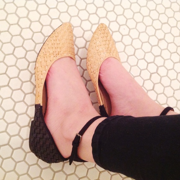 :: SOLD IN BUNDLE :: Woven Black & Tan Flats - Picture 4 of 4