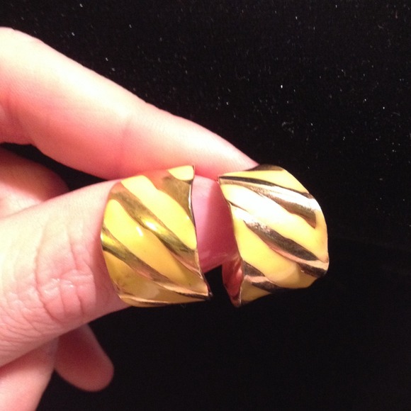 Gold and yellow enamel earrings. - Picture 2 of 4