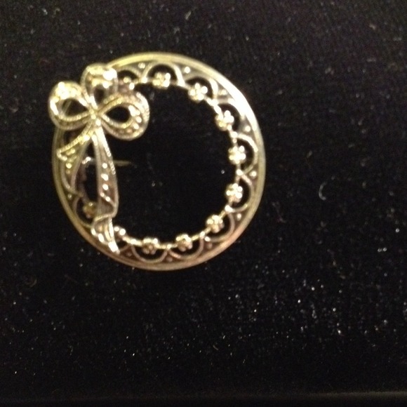 •Round diamond broach with bow.FREE - Picture 2 of 4