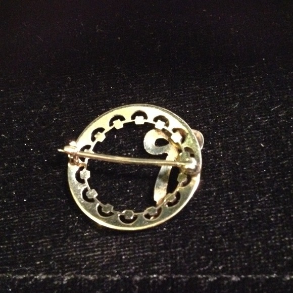 •Round diamond broach with bow.FREE - Picture 3 of 4