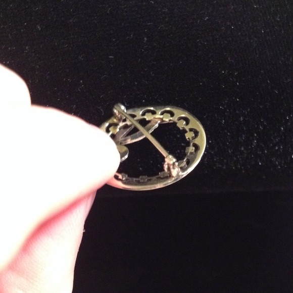 •Round diamond broach with bow.FREE - Picture 4 of 4