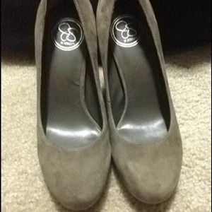 Tan suede Jessica Simpson pumps
