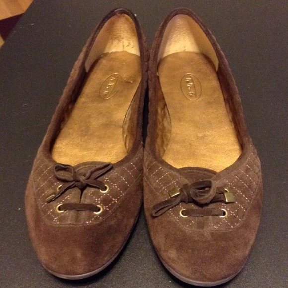 ❗️SOLD❗️Brown suede flats.