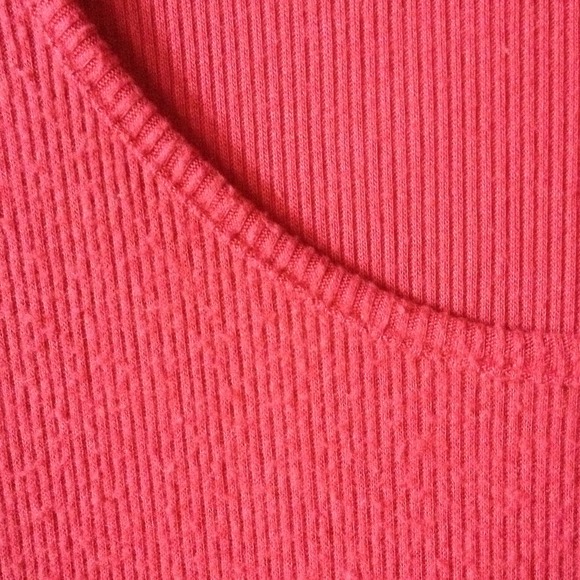 long sleeve red scoop neck - Picture 3 of 3