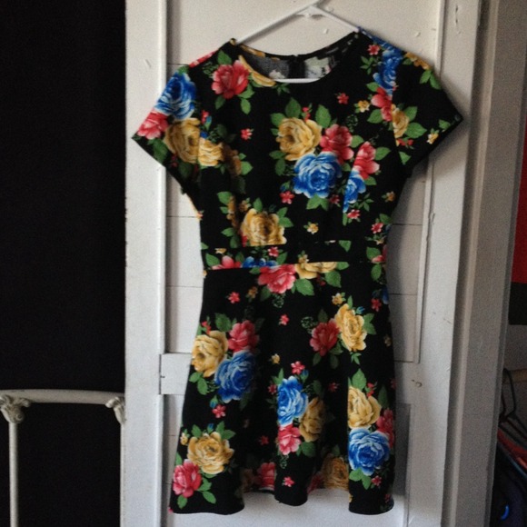 beautiful floral dress - Picture 1 of 3