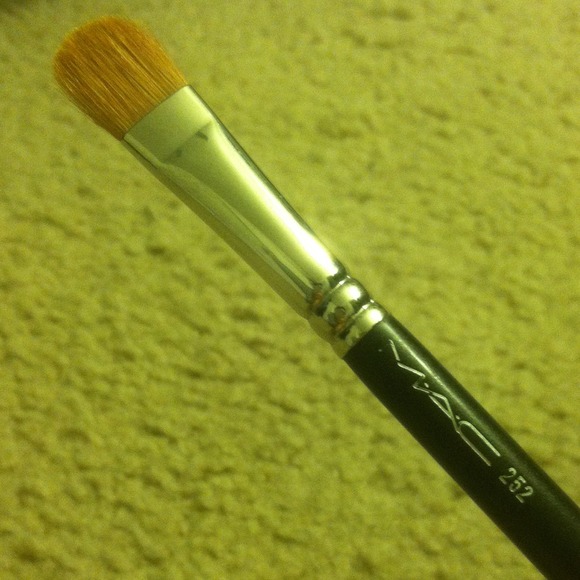 Mac  authentic brush
