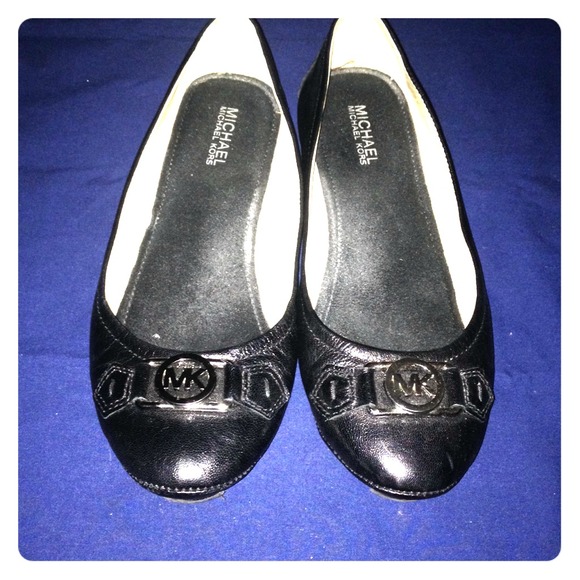 🔴SOLD on Threadflip🔴 Michael Kors flats