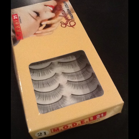 SOLD in Bundle // m.o.d.e.l. 21 false eyelashes