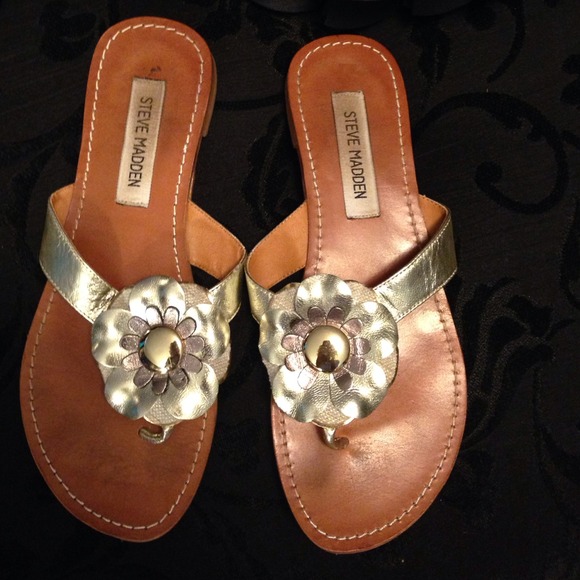 ❌Sold in bundle Steve Madden silver flower sandals