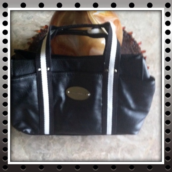 ❗️REDUCED❗️Black and white Tommy Hilfiger purse