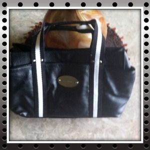 ❗️REDUCED❗️Black and white Tommy Hilfiger purse