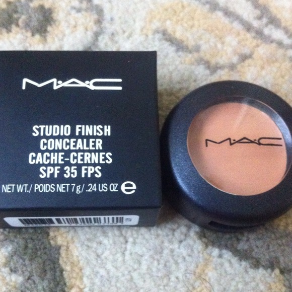 AUTH M.A.C STUDIO FINISH CONCEALER