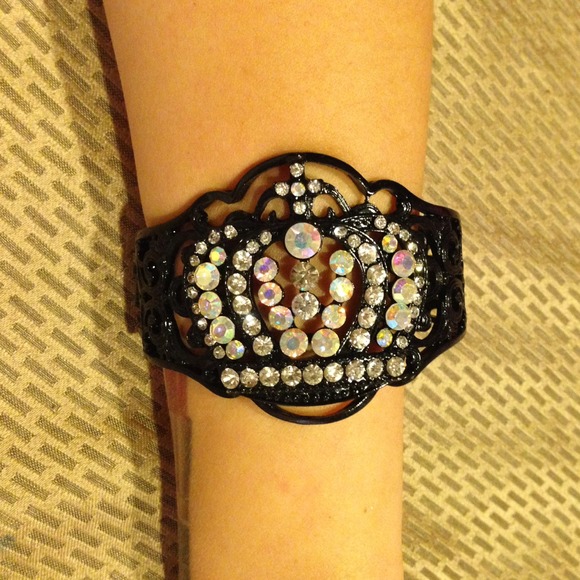 Crown motif bracelet