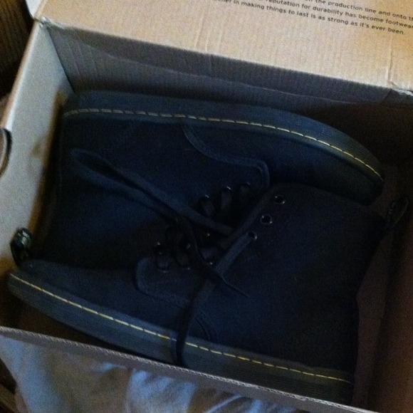 BUNDLE OF Dr. Marten Shoreditch boots & Flannel