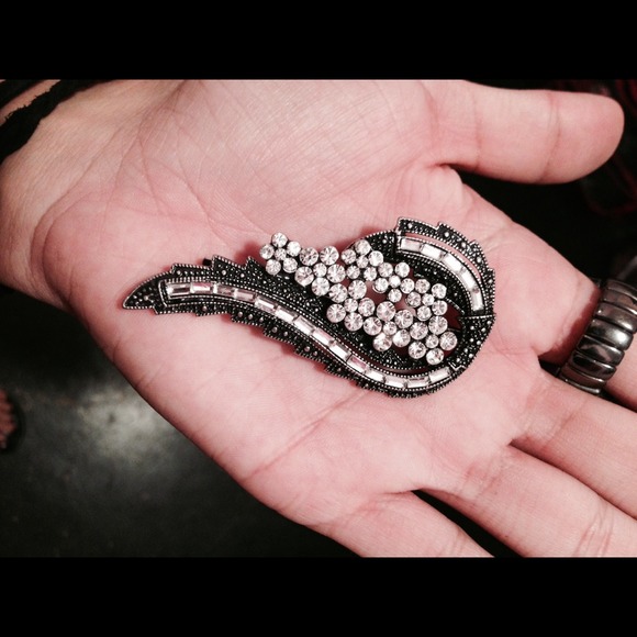 Bedazzled wing hair pin - Picture 1 of 2