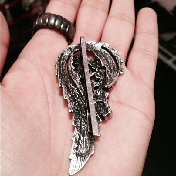 Bedazzled wing hair pin - Picture 2 of 2