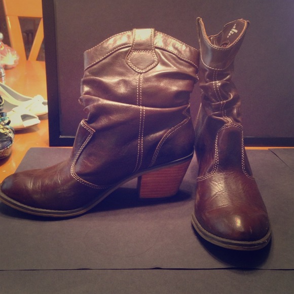 Brown cowgirl style boots