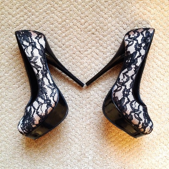 💥 SOLD 💥 Lacey Pumps