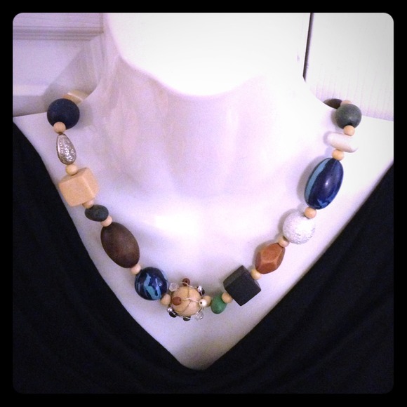 Wood retro necklace