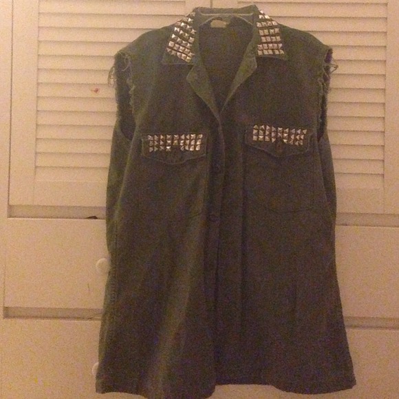 Studded long ivy green vest🎀