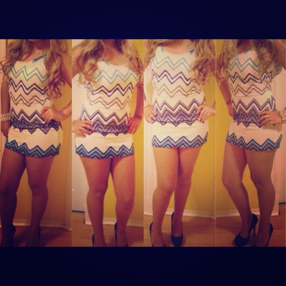 ✨White dress with color stripes.!