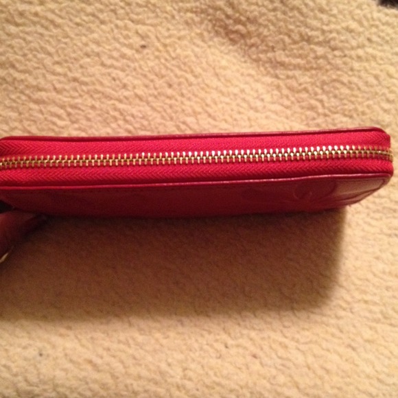 SOLD🔴🔴🔴🔴Red leather zip around wallet - Picture 2 of 4