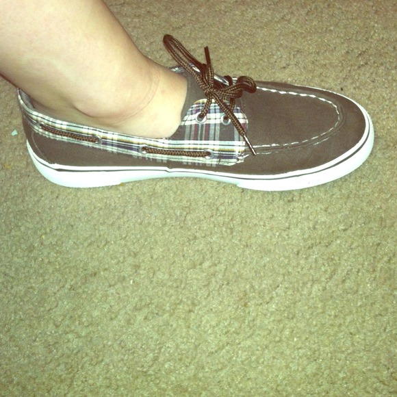 Brown cute "boat" shoes 😊