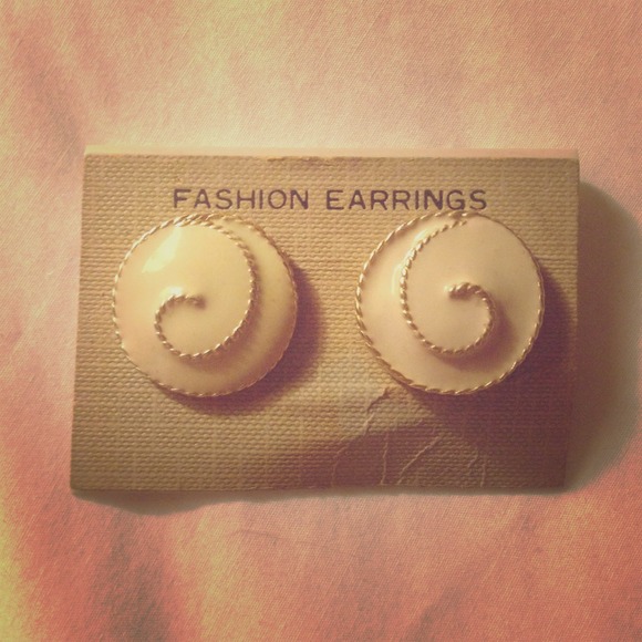 Big Vintage stud earrings!