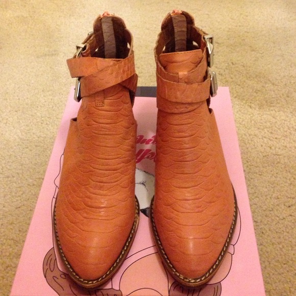 Sold! Jeffrey Campbell Everly - Picture 2 of 2