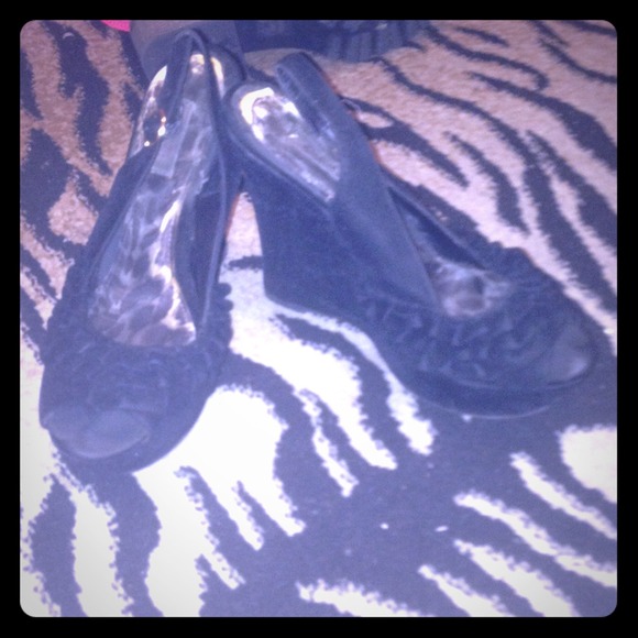 Black wedges