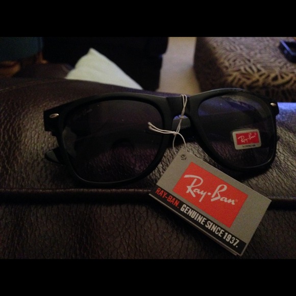Black ray ban glasses