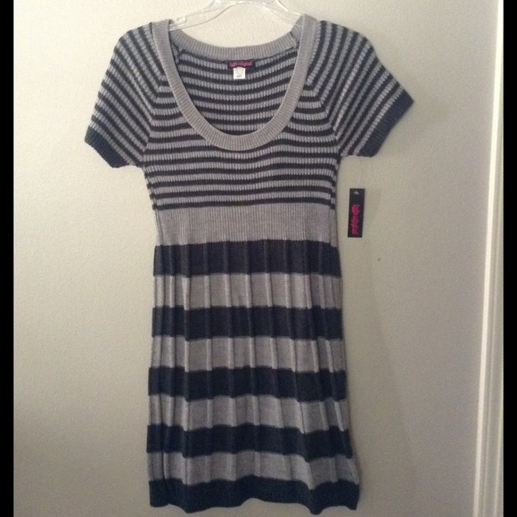 🆕LISTING❤️ DRESS NWT💕GRAY/BLK SWEATER DRESS!!!
