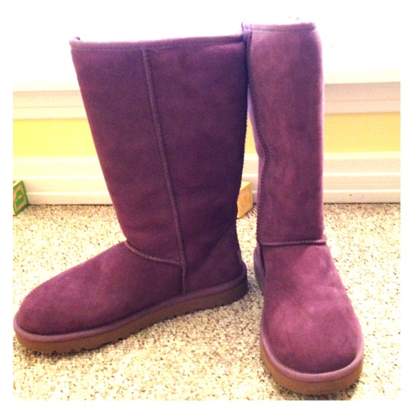 AUTHENTIC WOMENS UGG BOOTS SIZE 7 plum in color NW