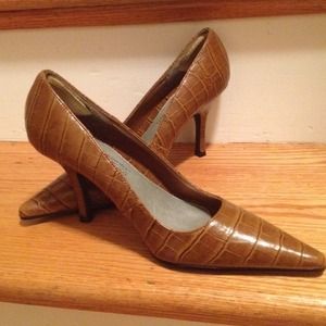 Light brown crocodile pumps