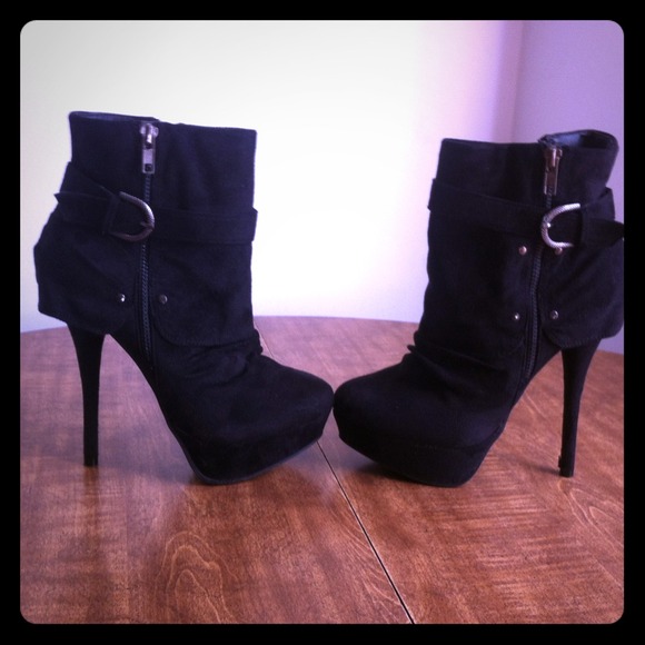 REDUCED🎉🎉Black suede fashion boots
