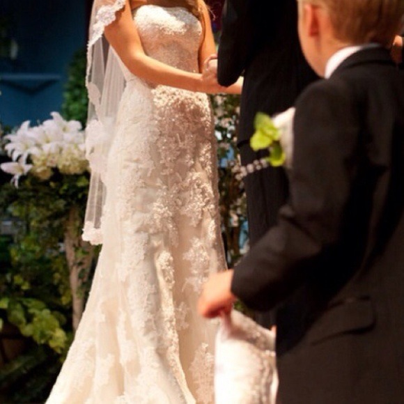 Oleg Cassini lace wedding dress size 2 - Picture 3 of 4