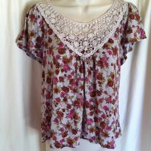 Floral top w/ crocheted neckline & flutter sleeves