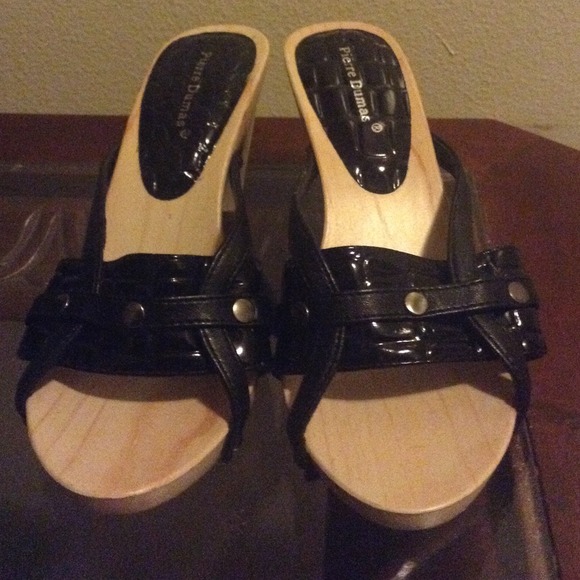 Wood heel black straps