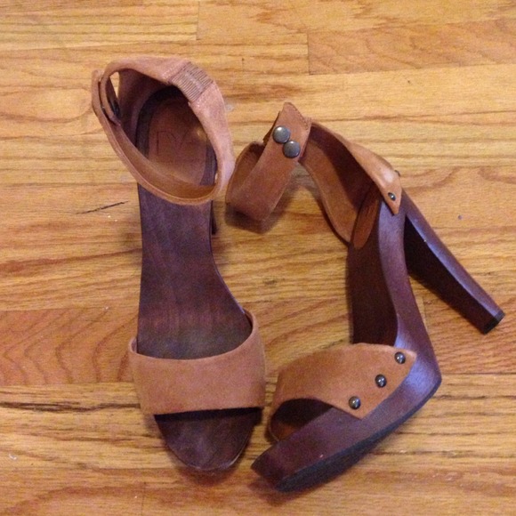 Like new with box and duster bag DVF sandals!!