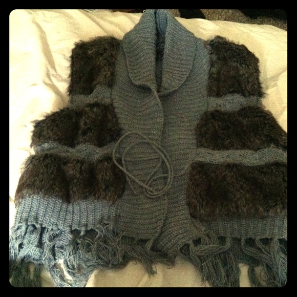Knitted vest with brown fur .