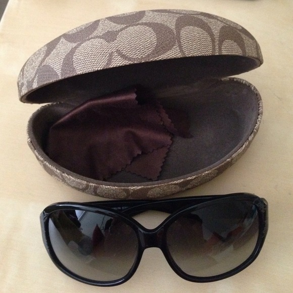 Coach sunglasses with case and cleaning cloth