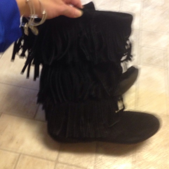 Black Minnetonka boots - Picture 2 of 3