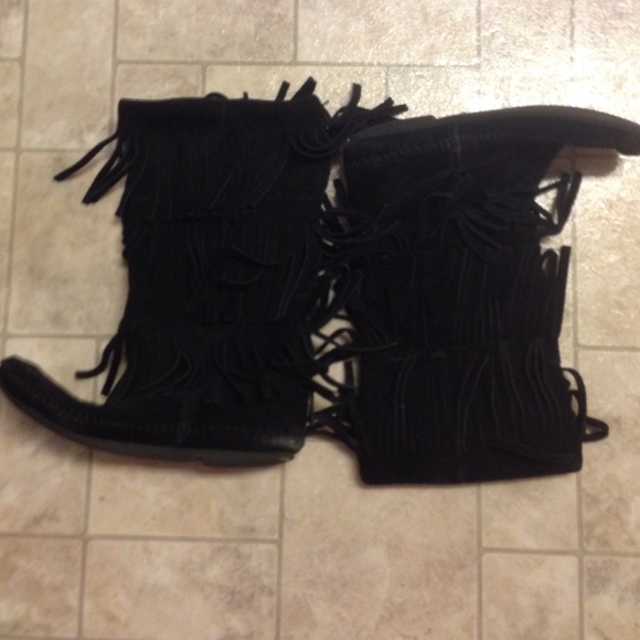 Black Minnetonka boots - Picture 3 of 3