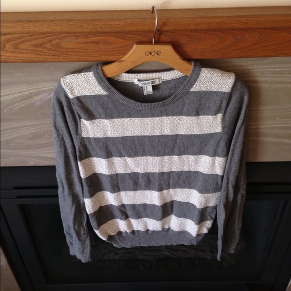 ❌SOLD in Bundle❌Forever 21 Striped Sweater - Picture 2 of 3