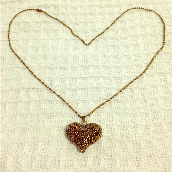 Gorgeous heart shape sweater necklace
